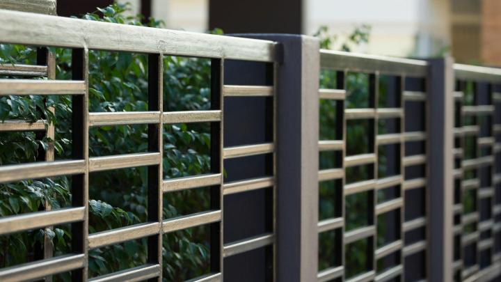 Installation de clôtures en fer forgé et en aluminium.